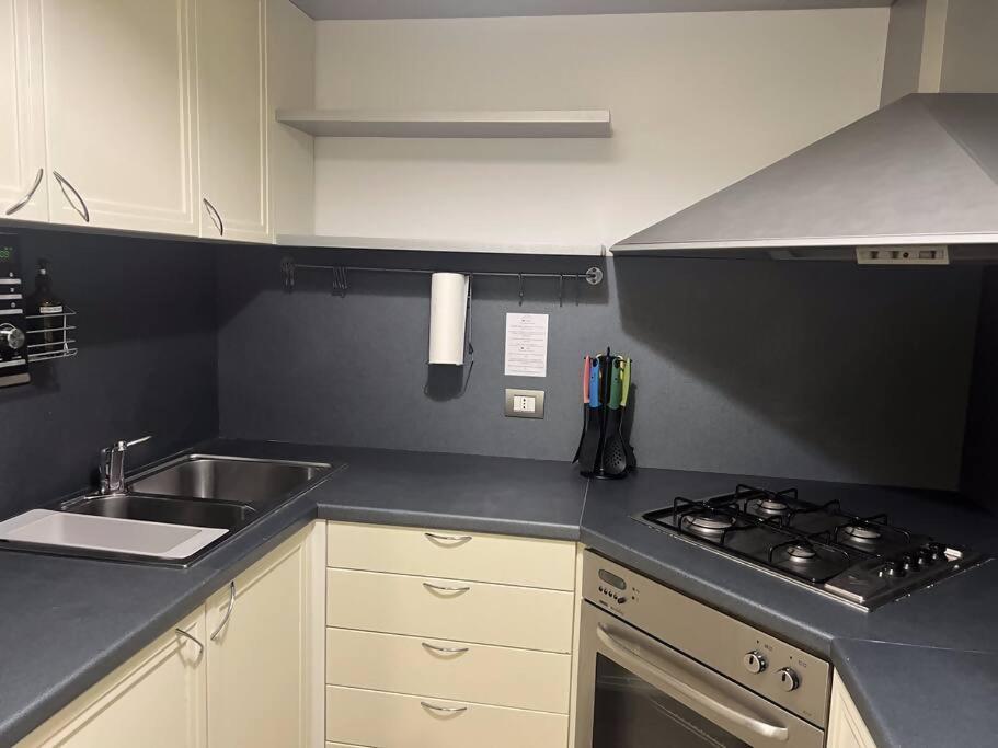 Florence Place Apartment Милано Екстериор снимка